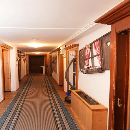 Group In With Dreamy Views * Hippach